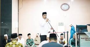 TABLIGH AKBAR— Wali Kota Solok DR. H. Ramadhani Kirana Putra, memberikan sambutan saat tablig akbar, doa dan zikir bersama dalam rangka menyambut pergantian Tahun Baru 2026, pada Rabu malam (31/12) di Masjid Agung Al Muhsinin Kota Solok.