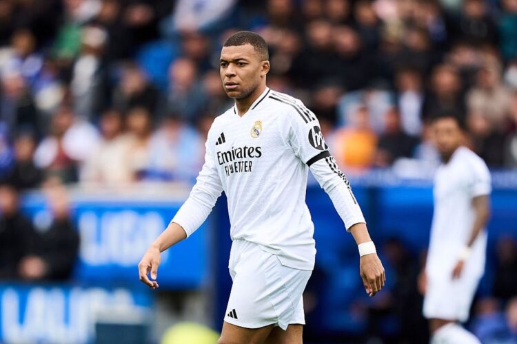 Mbappe Menepi 3 Pekan 1 REAL Madrid kembali menghadapi masalah besar jelang rangkaian pertandingan penting. Bintang anyar mereka, Kylian Mbappe, dipastikan akan absen pada laga La Liga melawan Real Betis yang dijadwalkan berlangsung pada Minggu.