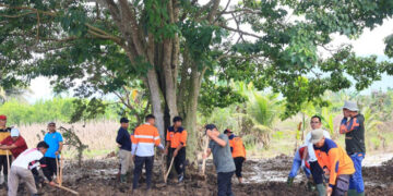 Peringati Hari Jadi Kabupaten Padang Pariaman ke-192, Bupati Pimpin Goro Bersihkan Material Lumpur 9 GORO BERSIHKAN MATERIAL LUMPUR— Bupati John Kenedy Azis saat memimpin goro bersama jajaran.