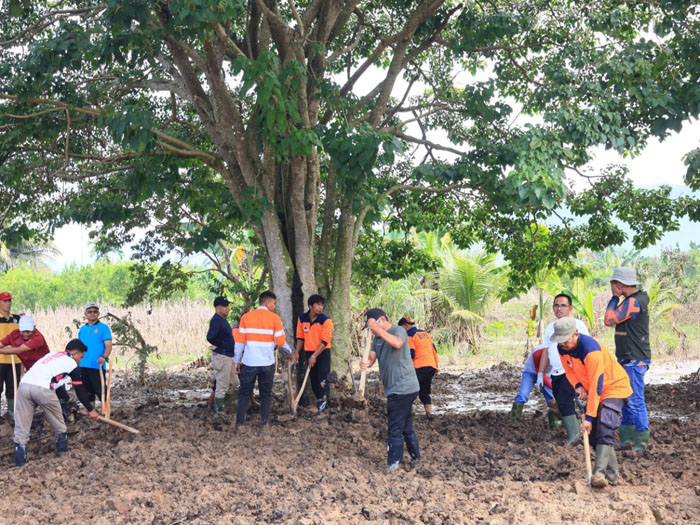 Peringati Hari Jadi Kabupaten Padang Pariaman ke-192, Bupati Pimpin Goro Bersihkan Material Lumpur