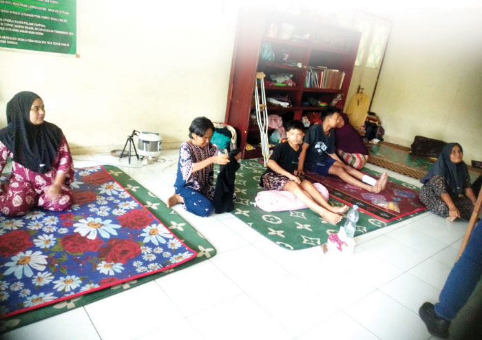 Kejam! Sekelompok Orang Usir Penghuni Rumah Singgah Pasaman di Padang, Belasan Pasien Cuci Darah dan Patah Kaki Mengungsi, Pintu Utama Digembok, Pengurus Harap Polisi Bertindak