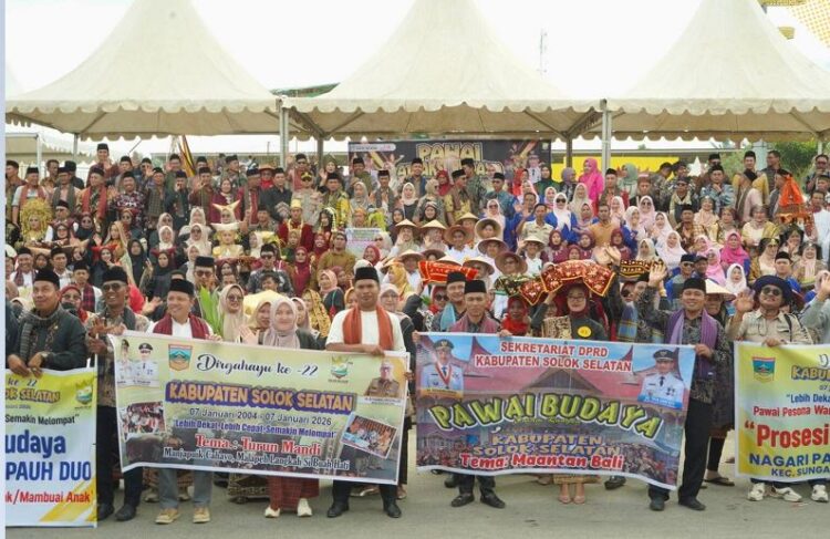 Pawai Kebudayaan, Wujud Kekayaan Budaya Solok Selatan 1 PAWAI KEBUDAYAAN— Bupati Solok Selatan H. Khairunas foto bersama saat pelepasan pesera Pawai Kebudayaan Kabupaten Solok Selatan.