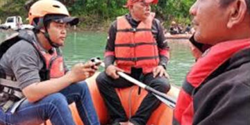 PENCARIAN— Tim SAR gabungan melakukan pencarian terhadap remaja yang hilang di aliran Sungai Sikerbau, Pasbar.