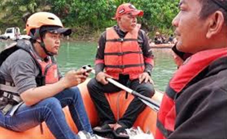 PENCARIAN— Tim SAR gabungan melakukan pencarian terhadap remaja yang hilang di aliran Sungai Sikerbau, Pasbar.