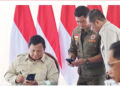 RAPAT TERBATAS— Presiden Prabowo Subianto memberikan arahannya pada rapat terbatas di lokasi pembangunan rumah hunian Danantara di Kabupaten Aceh Tamiang, Provinsi Aceh, pada Kamis (1/1).