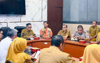 rapat evaluasi penanganan bencana sekaligus penyusunan rencana kegiatan pascabencana hidrometeorologi di Kabupaten Solok