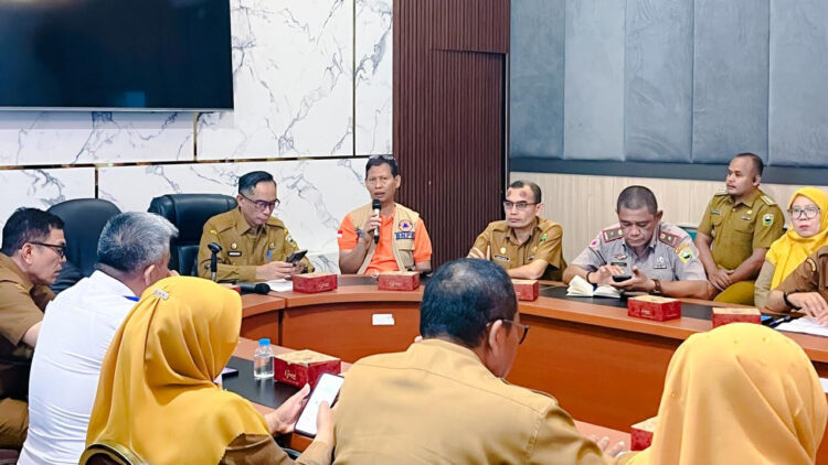 Sekda: Masa Transisi Pemulihan Merupakan Fase Krusial 1 RAPAT EVALUASI— Sekretaris Daerah (Sekda) Kabupaten Solok, Medison memimpin rapat bahas masa transisi pemulihan merupakan fase krusial.