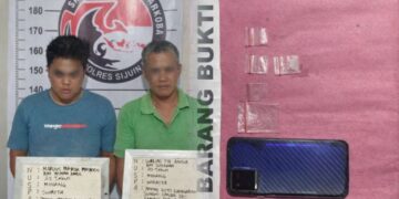 Dilaporkan Warga, 2 Pengedar Sabu Digulung 9 PENGEDAR— Dua pelaku yang diduga sebagai pengedar sabu ditangkap Tim Satreskrim Polres Sijunjung.