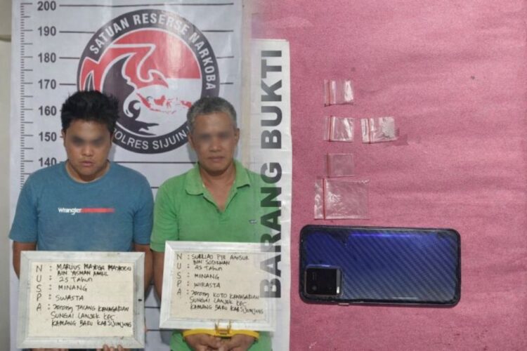 Dilaporkan Warga, 2 Pengedar Sabu Digulung 1 PENGEDAR— Dua pelaku yang diduga sebagai pengedar sabu ditangkap Tim Satreskrim Polres Sijunjung.