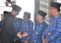 PELANTIKAN PEJABAT— Wali Kota Sawahlunto Riyanda Putra memberikan ucapan selamat usai pelantikan 15 pejabat eselon II di Lingkungan Pemko Sawahlunto.