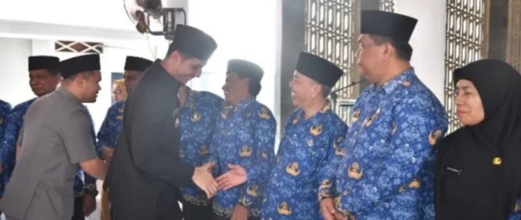 15 Pejabat Eselon II Dimutasi 1 PELANTIKAN PEJABAT— Wali Kota Sawahlunto Riyanda Putra memberikan ucapan selamat usai pelantikan 15 pejabat eselon II di Lingkungan Pemko Sawahlunto.