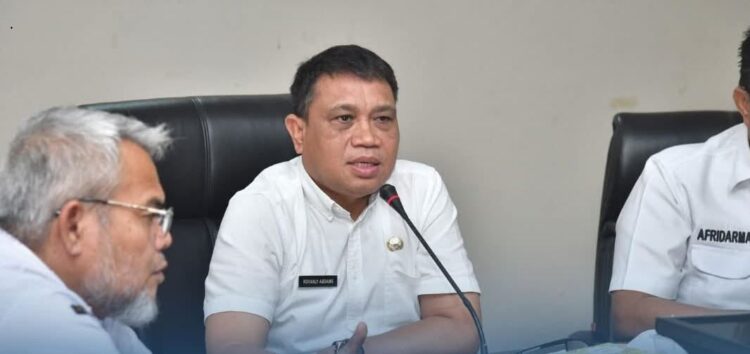 SAMBUTAN—Sekretaris Daerah Kota Sawahlunto Rovanly Abdams bnerikan sambutan saat rakor tentang  perkembangan program Koperasi Desa Merah Putih (KDMP).