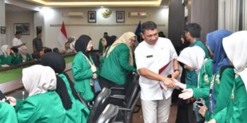 KEDATANGAN MAHASISWA KKN— Sekda Kota Sawahlunto Rovanly Abdams menyambut kedatangan mahasiswa KKN Unand yang akan melakukan pengabdian di sejumlah wilayah di Kota Sawahlunto.