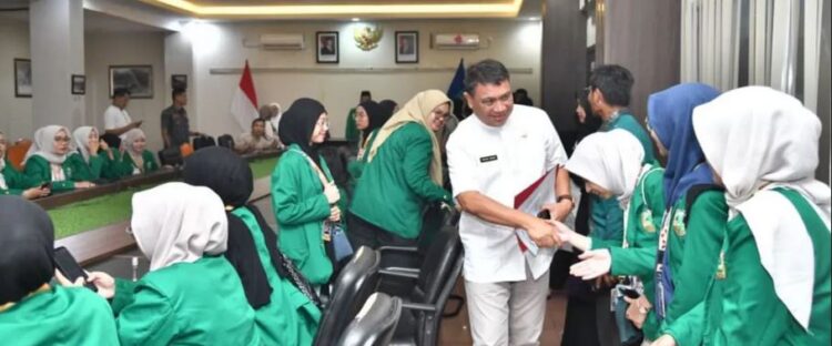 KEDATANGAN MAHASISWA KKN— Sekda Kota Sawahlunto Rovanly Abdams menyambut kedatangan mahasiswa KKN Unand yang akan melakukan pengabdian di sejumlah wilayah di Kota Sawahlunto.