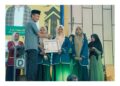 SERAHKAN HADIAH— Wakil Bupati Solok Selatan H. Yulian Efi menyerahkan hadiah pada pemenang Lomba Cerdas Quran tingkat Kabupaten Solok Selatan.