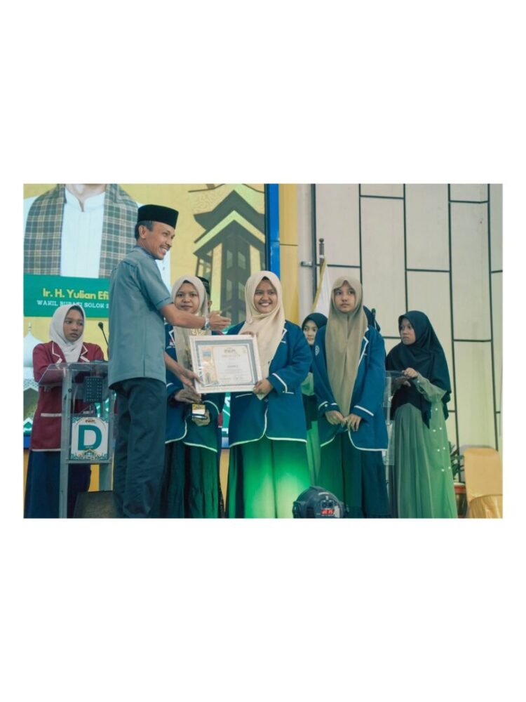 SERAHKAN HADIAH— Wakil Bupati Solok Selatan H. Yulian Efi menyerahkan hadiah pada pemenang Lomba Cerdas Quran tingkat Kabupaten Solok Selatan.