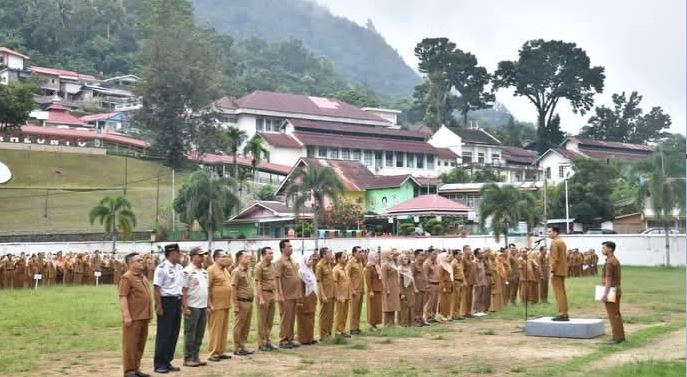 Wako Minta ASN Evaluasi Kinerja dan Lebih Efisien Anggaran 1 SAMBUTAN— Wali Kota Sawahlunto, Riyanda Putra menyampaikan pentingnya evaluasi menyeluruh terhadap kinerja Aparatur Sipil Negara (ASN) sepanjang tahun 2025 sebagai dasar peningkatan kinerja pada tahun 2026., saat apel gabungan di Lapangan Ombilin.