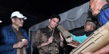 ALAT MUSIK TRADISIONAL— Wali Kota Sawahlunto Riyanda Putra mencoba memainkan alat musik tradisional Talempong Batuang dari Kenagarian Silungkang, pada event Sawahlunto  Cultural Spectrum Festival 2025 lalu