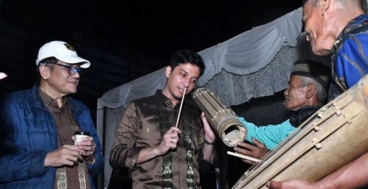ALAT MUSIK TRADISIONAL— Wali Kota Sawahlunto Riyanda Putra mencoba memainkan alat musik tradisional Talempong Batuang dari Kenagarian Silungkang, pada event Sawahlunto  Cultural Spectrum Festival 2025 lalu