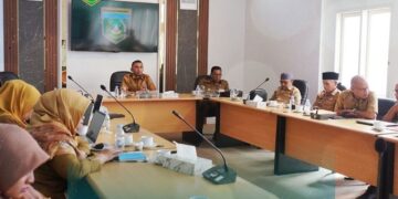 Zoom Meeting —Pemko Padang Panjang  saat mengikuti Zoom Meeting Rapat Koordinasi (Rakor) Pendataan Kerusakan Rumah, Fasilitas Umum, serta Jumlah Pengungsi Pascabencana di Wilayah Sumatera..