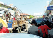 Hari Kedua Penertiban Selasar Pasar Raya Padang Barat, Pedagang Masih Jualan di Badan Jalan