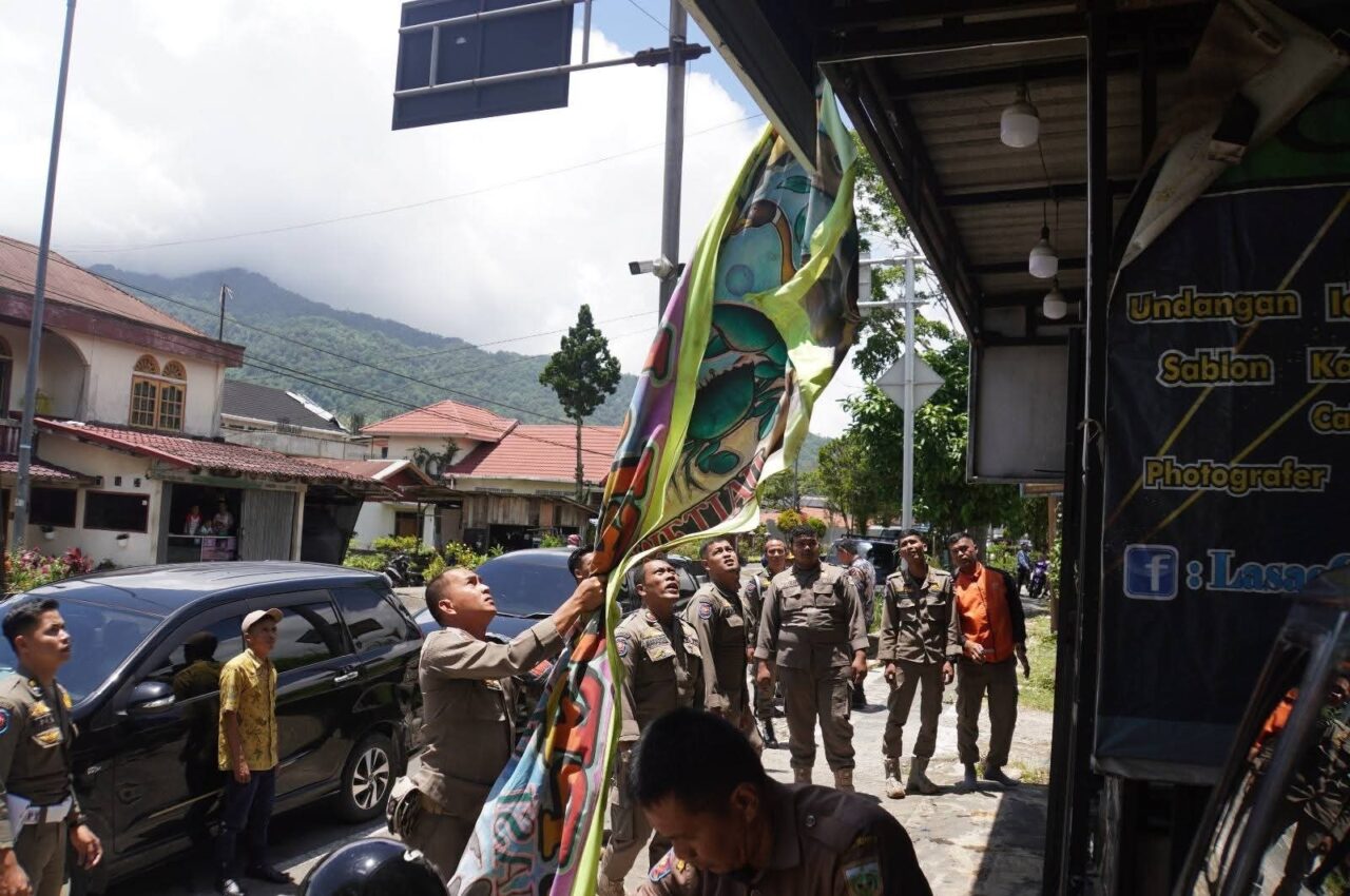 Pemko Padangpanjang Tertibkan Spanduk dan Booth Pedagang di Jalan Utama Kota