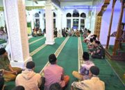 Gubernur Iktikaf dan Serahkan Bantuan di Masjid Bersejarah