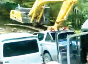 Ekskavator Terlepas dari Truk Trailer di Sitinjau Lauik, Nyaris Menghantam Kendaraan hingga Timbulkan Kepanikan