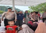 Diserbu Ribuan Warga, Polda Sumbar dan Pengurus Masjid Al Hakim Padang Bagikan 17 Ton Beras Gratis