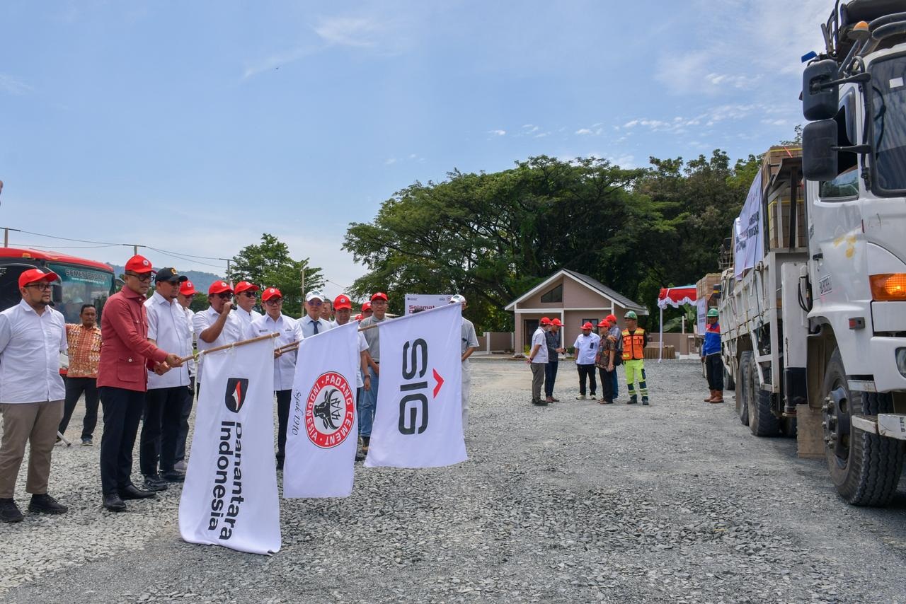 COO Danantara Lepas Pengiriman Sepablock untuk 500 Huntap Korban Bencana di Sumbar