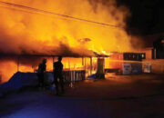 Si Jago Merah Mengamuk Jelang Subuh, Ludeskan Dua Kedai Kayu