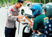 Polres Agam Bagikan Ratusan Takjil, Pererat Silaturahmi dengan Masyarakat