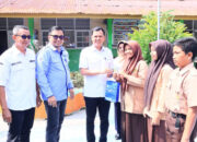 Untuk Anak SMP 4 Lubuk Alung, Wabup Serahkan Simpel dalam Program KEJAR