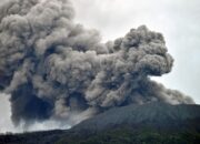 Gunung Marapi kembali Erupsi, Tanahdatar Diguyur Hujan Abu Vulkanik