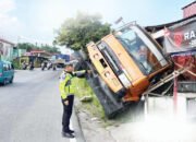 Rem Blong, Truk Tabrak Rumah di Panyalaian