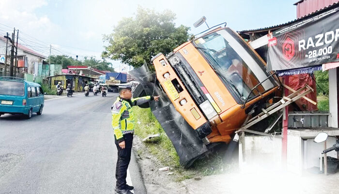 Rem Blong, Truk Tabrak Rumah di Panyalaian