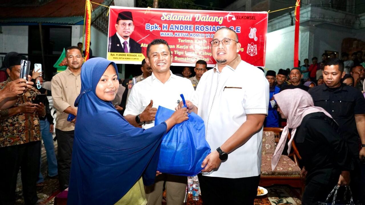 Andre Rosiade Bagikan 1.000 Paket Sembako di Tigo Lurah, Kabupaten Solok