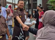 Kejari Agam Bagikan 100 Takjil untuk Pengendara, Rully Mutiara: Ramadan Momentum Berbagi