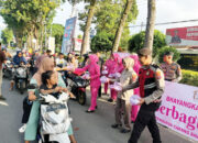 Ramadan Penuh Berkah, Bhayangkari Agam Bagikan Ratusan Takjil