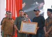 Kepala BNPB Serahkan Bantuan Dana Stimulan Rumah Rusak pada 126 KK