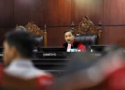 MK Tolak Permohonan Larangan Merokok saat Berkendara