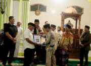 Berbuka dan Tarawih di Masjid Raya Istiqomah Lubuk Gadang, Wagub Sumbar Serahkan Sejumlah Bantuan