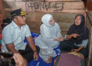 Wagub Vasko Serahkan Bantuan RTLH Rp25 Juta untuk Keluarga Hendri di Solok Selatan