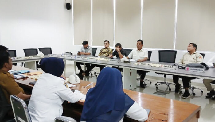 Soroti Maraknya Parkir Liar di Pantai Padang, DPRD dan Pemko Sepakati Pembenahan Jelang Lebaran